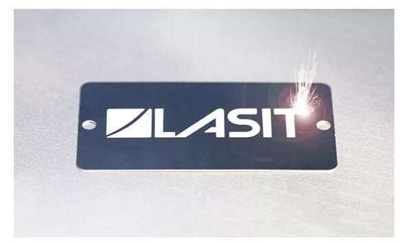 激光打標(biāo)示意圖，材料表面粗糙度的變化，形成永久性標(biāo)記