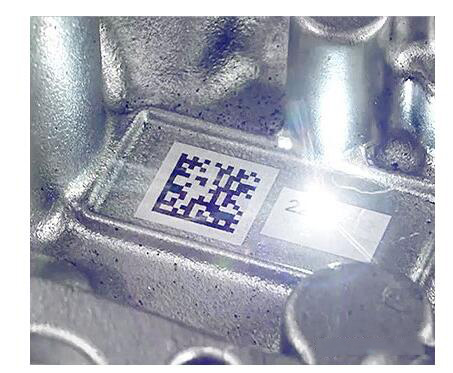 激光雕刻能穿透表面更深，對(duì)于易磨損的部件，推薦使用激光雕刻工藝